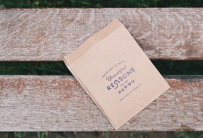Piegare un piccolo sacchetto regalo di carta da imballaggio