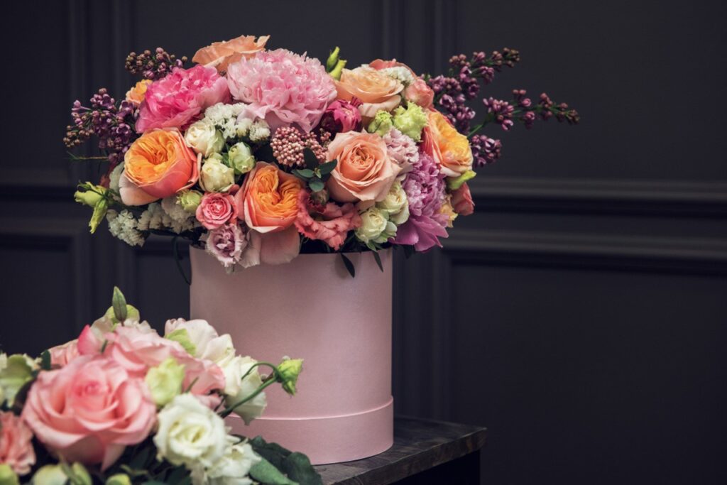 Preparare una scatola di fiori: Disporre i fiori in una scatola regalo