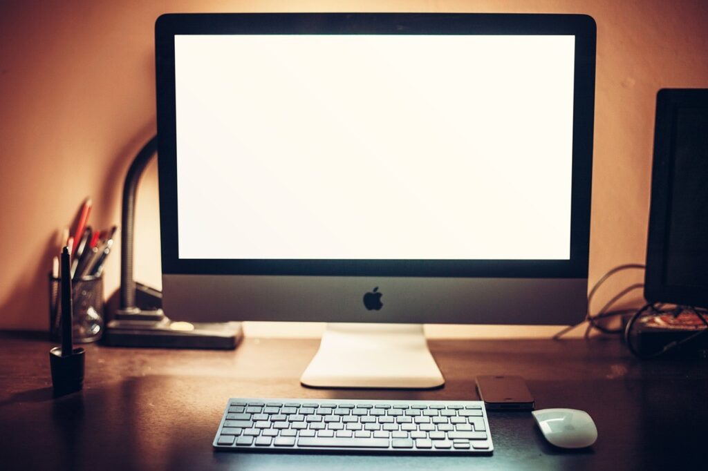 Imballaggio di un monitor: protezione del display, supporto e cartone esterno