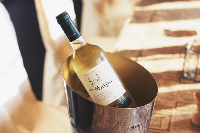 Confezionare una bottiglia di vino come regalo: cinque idee di design