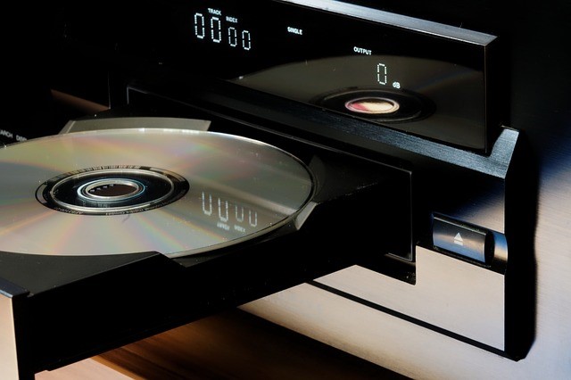 Confezionamento CD e DVD: custodia, protezione bordo e imballaggio spedizione