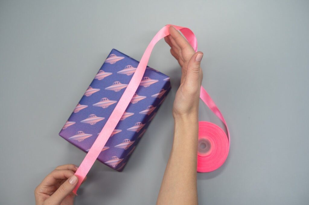 Decorare scatola regalo: idee personali con carta e nastri