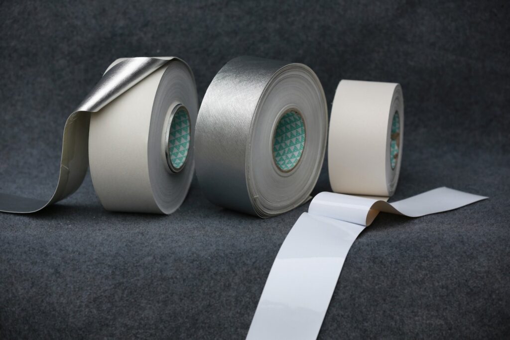 Smaltire il nastro adesivo: residui di cartone, nastro plastico e istruzioni di selezione locale